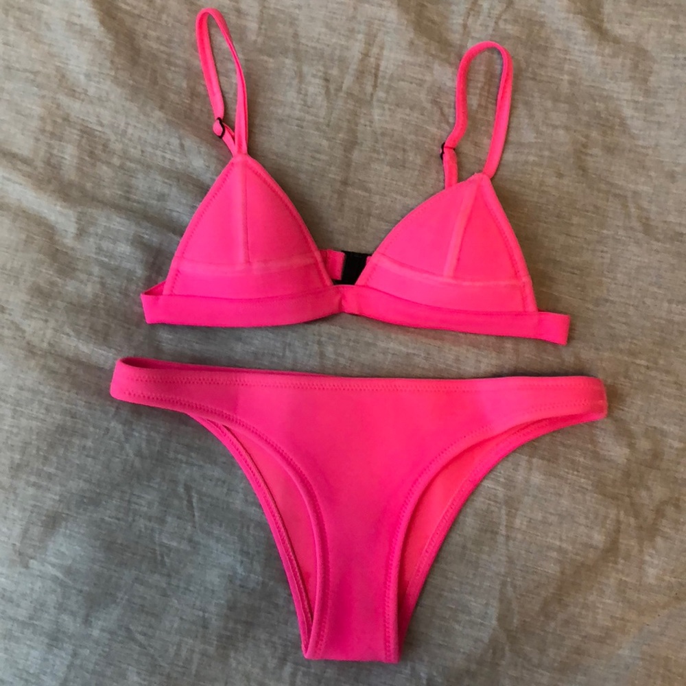 Triangl hot pink bikini